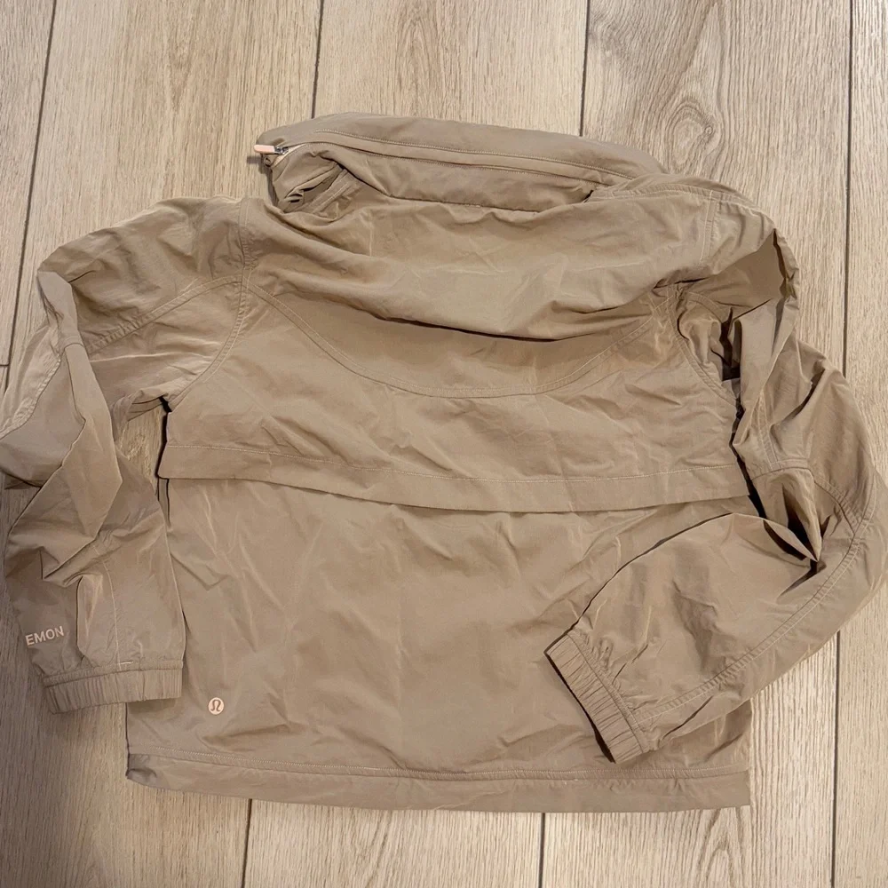 Lululemon Hooded Windbreaker Jacket never worn - Picture 5 of 6